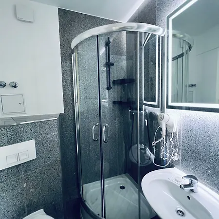 Lipp Apartmanhotel 3*